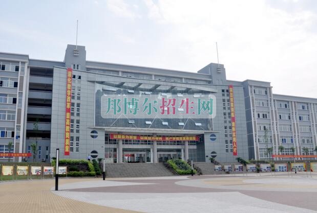 重慶應(yīng)用技術(shù)職業(yè)學院招生辦聯(lián)系電話