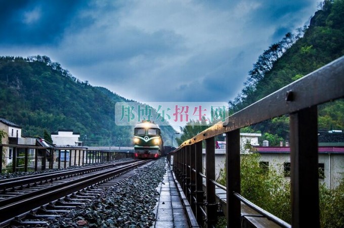 初中畢業(yè)能學鐵路專業(yè)嗎