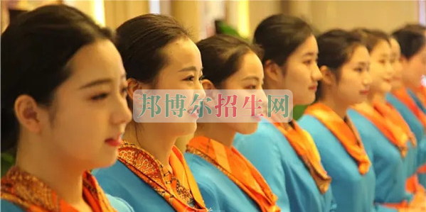 成都航空旅游職業(yè)學(xué)校開(kāi)啟新學(xué)期首場(chǎng)招聘，場(chǎng)面火爆美女如云