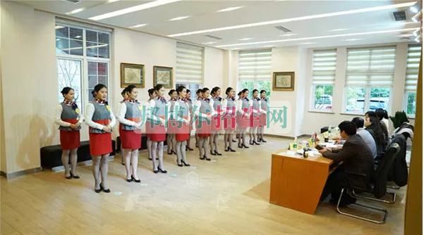 成都航空旅游職業(yè)學(xué)校開(kāi)啟新學(xué)期首場(chǎng)招聘，場(chǎng)面火爆美女如云