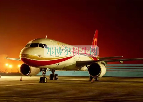 成都航空旅游職業(yè)學(xué)校開(kāi)啟新學(xué)期首場(chǎng)招聘，場(chǎng)面火爆美女如云