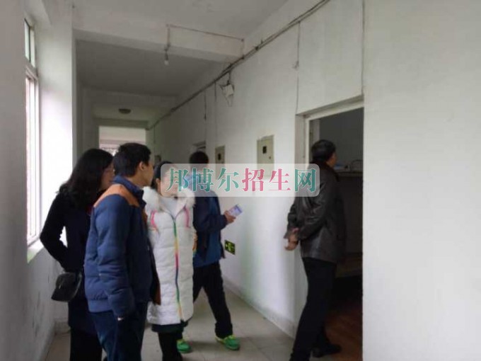 成都翔飛航空職業(yè)技術學校領導帶領班主任突襲學生寢室