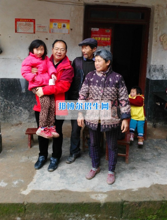 南充師范學(xué)校開展精準(zhǔn)扶貧春節(jié)前慰問(wèn)活動(dòng)