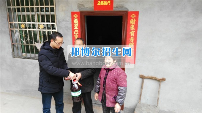 南充師范學(xué)校開展精準(zhǔn)扶貧春節(jié)前慰問(wèn)活動(dòng)