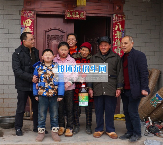南充師范學(xué)校開展精準(zhǔn)扶貧春節(jié)前慰問(wèn)活動(dòng)