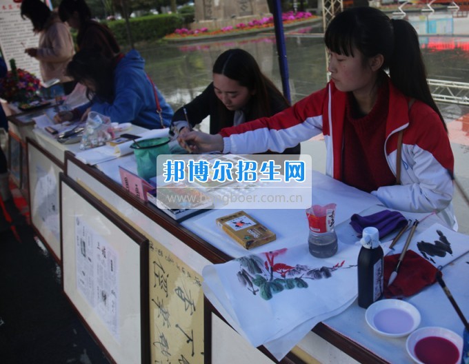 南充師范學(xué)?；ㄩ_滿堂盛世春——南充師范歡慶“三八”節(jié)