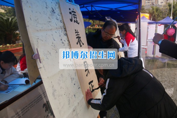 南充師范學(xué)?；ㄩ_滿堂盛世春——南充師范歡慶“三八”節(jié)