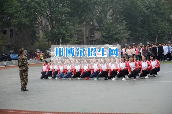 資陽師范學(xué)校隆重舉行新生軍訓(xùn)匯報(bào)表演 展示17級資師學(xué)子風(fēng)采