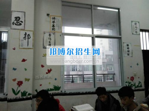 四川省宜賓市南溪區(qū)職業(yè)高級中學(xué)校數(shù)控專業(yè)部開展教室美化活動