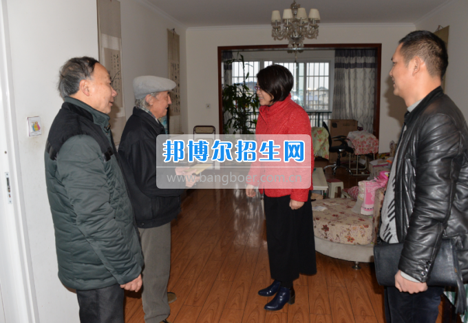 川南幼兒師范高等?？茖W(xué)校領(lǐng)導(dǎo)帶隊(duì)慰問生活困難教職工、老黨員和老干部