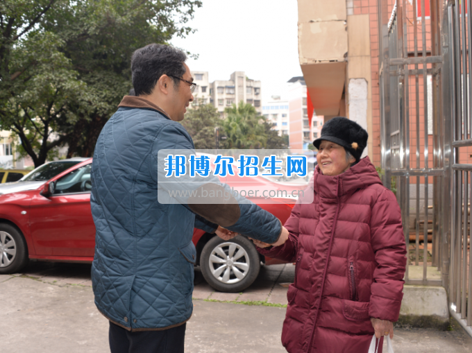 川南幼兒師范高等?？茖W(xué)校領(lǐng)導(dǎo)帶隊(duì)慰問生活困難教職工、老黨員和老干部