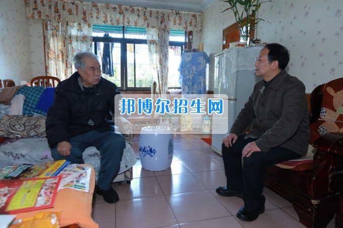 川北幼兒師范高等?？茖W(xué)校黨委書記張斌走訪慰問學(xué)校離退休老同志