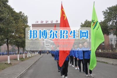 四川省什邡市職業(yè)中專學(xué)校拉練路上，我們擼起袖子邁步向前