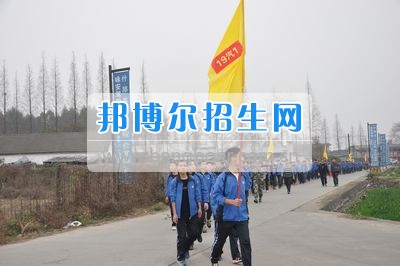 四川省什邡市職業(yè)中專學(xué)校拉練路上，我們擼起袖子邁步向前