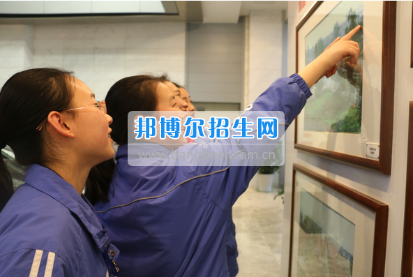 成都市洞子口職業(yè)高級中學(xué)舉行“成都，因我更美麗”主題開學(xué)典禮
