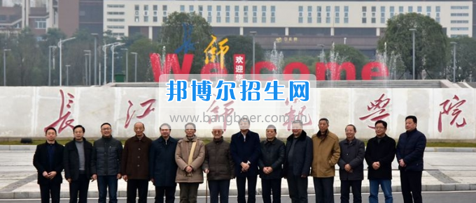 長江師范學院老領(lǐng)導參觀校園新貌
