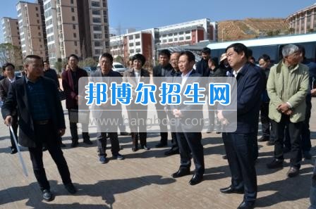 州委、州政府主要領(lǐng)導(dǎo)調(diào)研大理衛(wèi)校整體搬遷建設(shè)工作  2月10日下午，州委書記陳堅和州委副書記、州長楊健等領(lǐng)導(dǎo)蒞臨大理衛(wèi)校(大理護理職業(yè)學院)海東新校區(qū)，對學校整體搬遷項目建設(shè)情況進行實地調(diào)研，并在龍山國際會議中心主持召開推進大理衛(wèi)校(大理護理職業(yè)學院)整體搬遷建設(shè)專題會議。楊泓濤校長代表學校匯報了學校的工作情況，海開委、州衛(wèi)計委、州教育局、州財政局、州發(fā)改委、州委編辦、州人社局、州審計局等部門領(lǐng)導(dǎo)對大理衛(wèi)校(大理護理職業(yè)學院)整體搬遷建設(shè)情況進行了匯報說明。   會上,陳堅書記強調(diào),各主管部門要站在促進全州教育、衛(wèi)生事業(yè)發(fā)展的高度，加強協(xié)調(diào)聯(lián)動,幫助解決大理衛(wèi)校整體搬遷工作推進上的瓶頸問題,以高標準、嚴要求組織驗收和掃尾工作，保證施工安全、建筑安全及搬遷后的校園安全。楊健州長重申了實現(xiàn)整體搬遷的意義，并要求學校要在升格組建大理護理職業(yè)學院的同時，保留大理衛(wèi)校的牌子和教學優(yōu)勢，不斷提高辦學質(zhì)量，擴大辦學規(guī)模，為全州衛(wèi)生事業(yè)發(fā)展輸送更多優(yōu)質(zhì)人才。   此次調(diào)研和座談會充分體現(xiàn)了州委、州政府對于學校整體搬遷建設(shè)的高度重視，也為學校發(fā)展指明了方向。學校領(lǐng)導(dǎo)對州委、州政府長期以來對學校的關(guān)心和支持致以衷心的感謝，并表示將按照會議的相關(guān)要求，抓實各項搬遷準備工作，確保按時完成搬遷辦學。多措并舉做好資金籌措和師資隊伍建設(shè)，齊心協(xié)力將大理衛(wèi)校(大理護理職業(yè)學院)打造成為一所具有特色的一流高等護理職業(yè)院校。