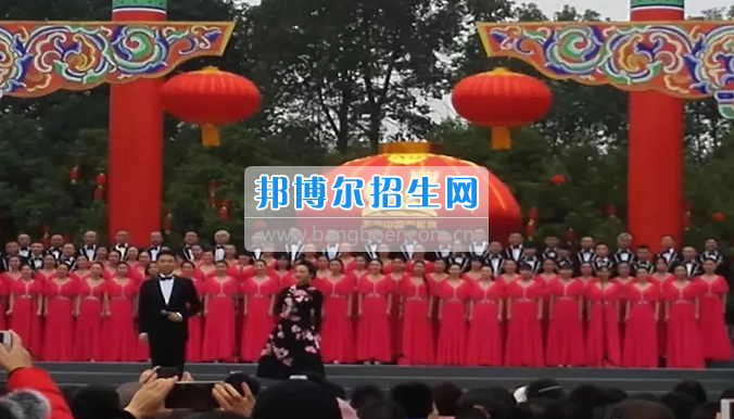 資陽(yáng)師范學(xué)校200余名師生走進(jìn)資陽(yáng)春節(jié)特別節(jié)目演出
