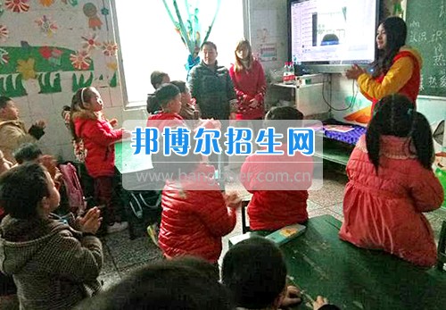 重慶信息技術(shù)職業(yè)學(xué)院青年志愿者深入社區(qū)幼兒園開(kāi)展2017年支教活動(dòng)