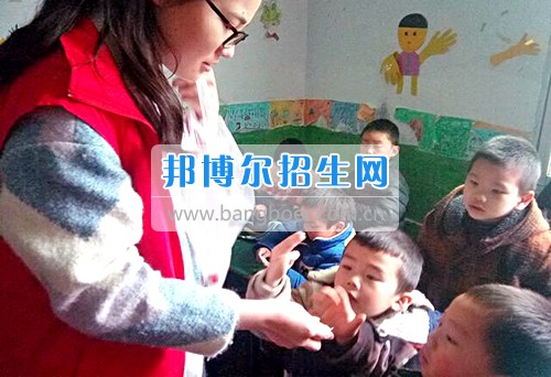 重慶信息技術(shù)職業(yè)學(xué)院青年志愿者深入社區(qū)幼兒園開(kāi)展2017年支教活動(dòng)