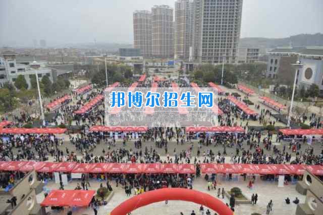 云南省2017年醫(yī)藥類畢業(yè)生雙選會在云南中醫(yī)學院舉辦