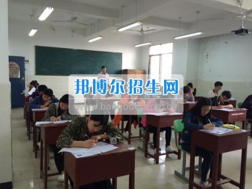 四川三河職業(yè)學(xué)院五年制轉(zhuǎn)錄考試工作圓滿結(jié)束  4月6日-7日，根據(jù)《四川三河職業(yè)學(xué)院2017年五年制轉(zhuǎn)錄考核方案》要求，2017年五年制轉(zhuǎn)錄考試在聯(lián)辦學(xué)校合江少岷職業(yè)技術(shù)學(xué)校張灣校區(qū)舉行，考試由教務(wù)處丁小林副處長(zhǎng)組織，少岷職校有關(guān)領(lǐng)導(dǎo)共同配合開(kāi)展，考試組織嚴(yán)密、紀(jì)律正常、圓滿完成了2017年五年制轉(zhuǎn)錄考試工作。