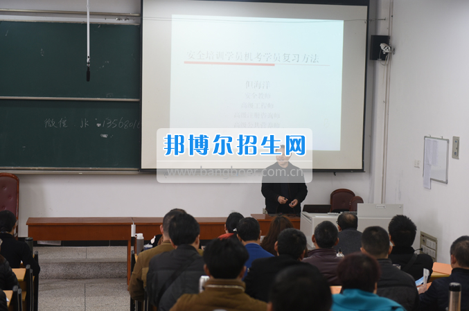 內(nèi)江市鐵路機(jī)械學(xué)校首期“特種設(shè)備、特種作業(yè)人員安全技術(shù)培訓(xùn)班”順利結(jié)業(yè)