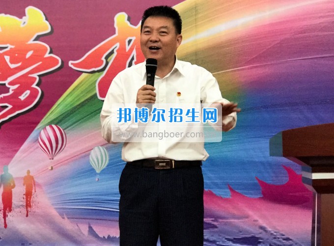 成都機電工程學(xué)校舉行2017年“五四”新團員入團儀式