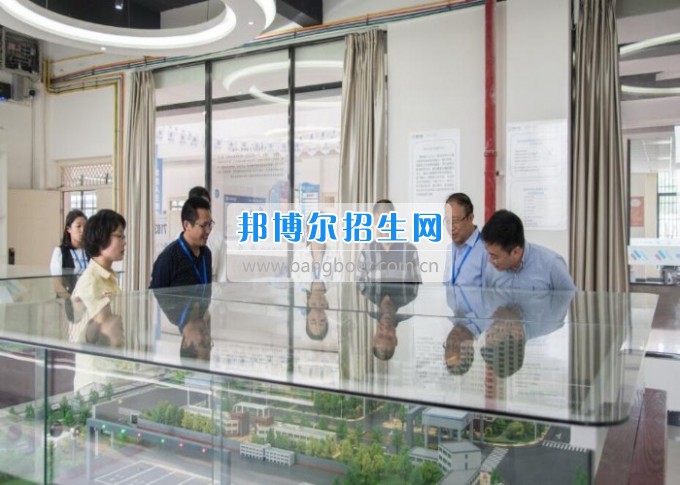 四川省一帶一路促進(jìn)會(huì)會(huì)長(zhǎng)林忠清一行來(lái)四川省經(jīng)濟(jì)管理學(xué)校參觀考察，共同商建“一帶一路國(guó)際職業(yè)教育中心”
