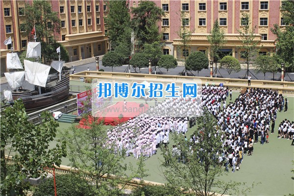 2017年成都希望幼師學校師生齊聚感恩廣場開展紀念活動