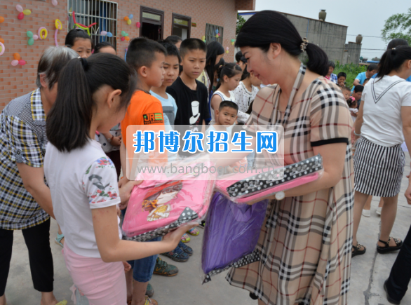 川南幼兒師范高等?？茖W(xué)校在前進(jìn)村留守兒童之家舉行慶“六一“活動(dòng)