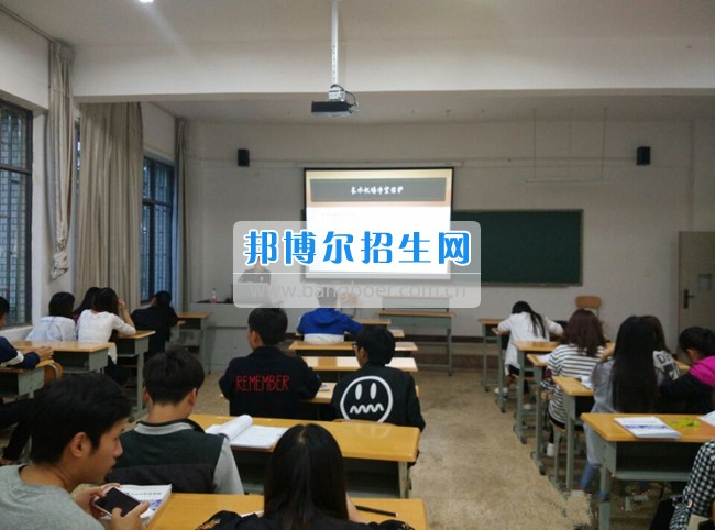 云南商務(wù)職業(yè)學(xué)院召開(kāi)“機(jī)場(chǎng)凈空安全保護(hù)”主題班會(huì)