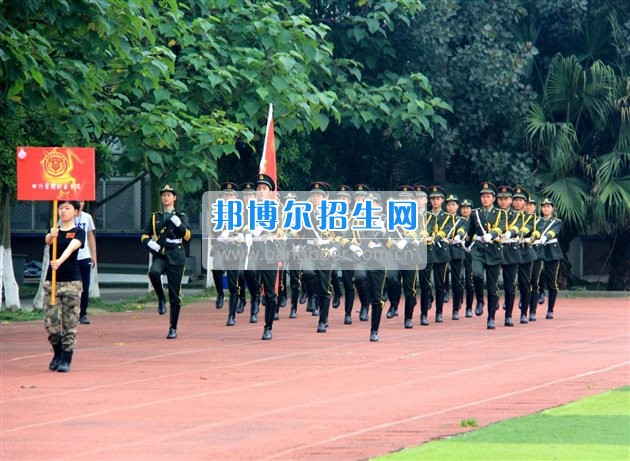 四川管理職業(yè)學(xué)院國(guó)旗隊(duì)參加四川省高校國(guó)旗護(hù)衛(wèi)隊(duì)會(huì)操交流活動(dòng)  為慶祝中國(guó)人民解放軍建軍90周年，推進(jìn)西南地區(qū)高校國(guó)旗文化的發(fā)展，持續(xù)發(fā)揮升旗儀式的教育引導(dǎo)作用，深化愛國(guó)主義教育，5月20日，我院國(guó)旗隊(duì)?wèi)?yīng)邀參加了由四川大學(xué)錦城學(xué)院發(fā)起的會(huì)操交流活動(dòng)。  全省28所高校的國(guó)旗護(hù)衛(wèi)隊(duì)，近千名國(guó)旗手齊聚一堂。在莊嚴(yán)的升旗儀式后，活動(dòng)進(jìn)入會(huì)操展示環(huán)節(jié)。我院國(guó)旗隊(duì)邁著整齊劃一的步伐走過(guò)主席臺(tái)，展示出了優(yōu)秀的訓(xùn)練水平和昂揚(yáng)的精神風(fēng)貌。當(dāng)天下午，在四川大學(xué)錦城學(xué)院大禮堂舉行了“以我火紅青春、譜寫國(guó)旗禮贊”大學(xué)生升旗手文藝匯演。我院代表隊(duì)以優(yōu)雅的舞姿展現(xiàn)了大學(xué)生青春的風(fēng)采。表達(dá)了對(duì)祖國(guó)與學(xué)院的炙熱情感和嚴(yán)于律己的學(xué)習(xí)態(tài)度。  此次會(huì)操交流活動(dòng)，加強(qiáng)了省內(nèi)各高校國(guó)旗護(hù)衛(wèi)隊(duì)間的聯(lián)系，弘揚(yáng)了愛國(guó)、愛旗、護(hù)旗的精神，獲得了寶貴的經(jīng)驗(yàn)，明確了努力的方向。我院國(guó)旗隊(duì)的隊(duì)員們紛紛表示：要肩負(fù)起捍衛(wèi)國(guó)旗尊嚴(yán)、宣傳國(guó)旗文化的神圣使命!