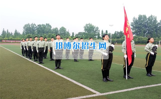 四川管理職業(yè)學(xué)院國(guó)旗隊(duì)參加四川省高校國(guó)旗護(hù)衛(wèi)隊(duì)會(huì)操交流活動(dòng)  為慶祝中國(guó)人民解放軍建軍90周年，推進(jìn)西南地區(qū)高校國(guó)旗文化的發(fā)展，持續(xù)發(fā)揮升旗儀式的教育引導(dǎo)作用，深化愛國(guó)主義教育，5月20日，我院國(guó)旗隊(duì)?wèi)?yīng)邀參加了由四川大學(xué)錦城學(xué)院發(fā)起的會(huì)操交流活動(dòng)。  全省28所高校的國(guó)旗護(hù)衛(wèi)隊(duì)，近千名國(guó)旗手齊聚一堂。在莊嚴(yán)的升旗儀式后，活動(dòng)進(jìn)入會(huì)操展示環(huán)節(jié)。我院國(guó)旗隊(duì)邁著整齊劃一的步伐走過(guò)主席臺(tái)，展示出了優(yōu)秀的訓(xùn)練水平和昂揚(yáng)的精神風(fēng)貌。當(dāng)天下午，在四川大學(xué)錦城學(xué)院大禮堂舉行了“以我火紅青春、譜寫國(guó)旗禮贊”大學(xué)生升旗手文藝匯演。我院代表隊(duì)以優(yōu)雅的舞姿展現(xiàn)了大學(xué)生青春的風(fēng)采。表達(dá)了對(duì)祖國(guó)與學(xué)院的炙熱情感和嚴(yán)于律己的學(xué)習(xí)態(tài)度。  此次會(huì)操交流活動(dòng)，加強(qiáng)了省內(nèi)各高校國(guó)旗護(hù)衛(wèi)隊(duì)間的聯(lián)系，弘揚(yáng)了愛國(guó)、愛旗、護(hù)旗的精神，獲得了寶貴的經(jīng)驗(yàn)，明確了努力的方向。我院國(guó)旗隊(duì)的隊(duì)員們紛紛表示：要肩負(fù)起捍衛(wèi)國(guó)旗尊嚴(yán)、宣傳國(guó)旗文化的神圣使命!
