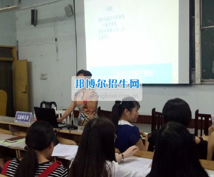 樂山職業(yè)技術(shù)學院燦爛人生由我做主——志愿者防艾宣傳