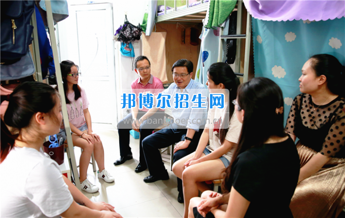 成都中醫(yī)藥大學(xué)領(lǐng)導(dǎo)走訪慰問老黨員、困難黨員和群眾代表