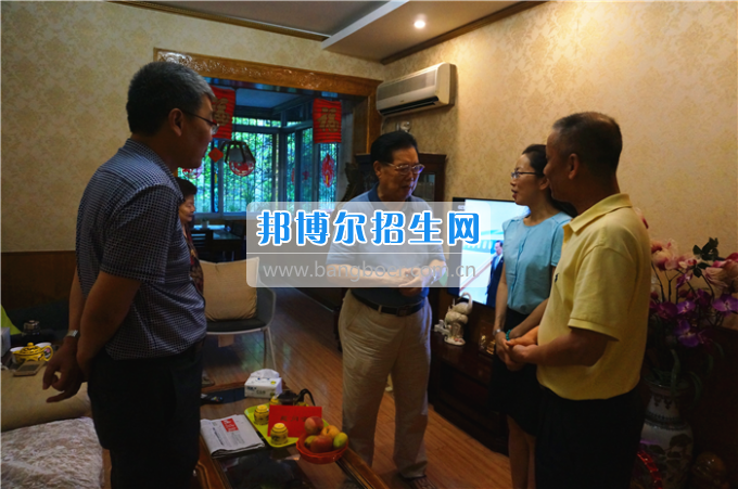 成都中醫(yī)藥大學(xué)領(lǐng)導(dǎo)走訪慰問老黨員、困難黨員和群眾代表