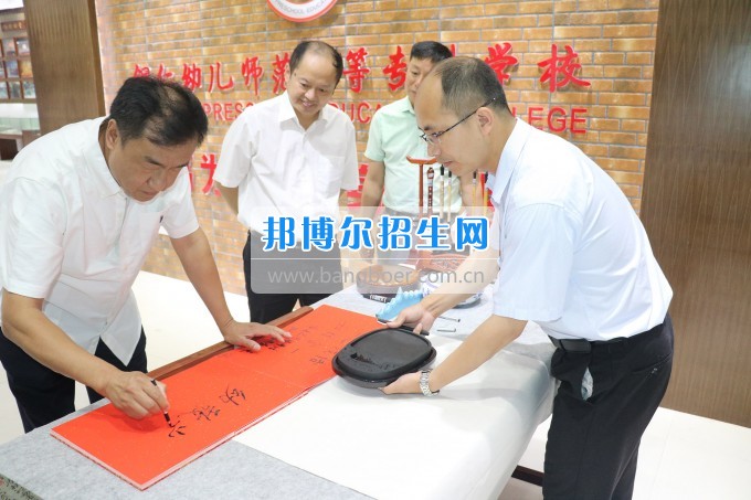 美國密歇根奧克蘭大學(xué)李樂東教授來銅仁幼兒師范高等?？茖W(xué)校交流訪問