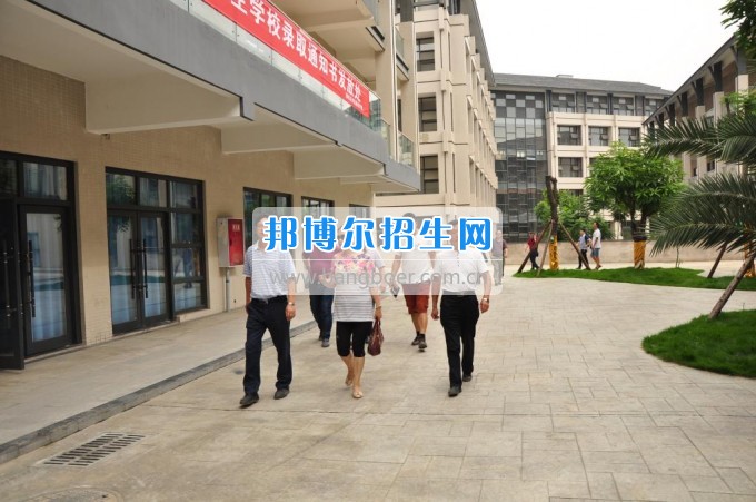 　　攀枝花學(xué)院土木工程學(xué)院副校長石維富帶隊(duì)檢查康養(yǎng)學(xué)院后勤準(zhǔn)備工作  　　7月10日，攀枝花學(xué)院土木工程學(xué)院副校長石維富帶領(lǐng)學(xué)生處、后管處、網(wǎng)計(jì)中心、后勤集團(tuán)、宣傳部、康養(yǎng)學(xué)院、花舞人間公司相關(guān)負(fù)責(zé)人一同視察了康養(yǎng)學(xué)院后勤保障準(zhǔn)備工作。  　　石維富主要檢查了學(xué)生寢室、教室、實(shí)驗(yàn)室、食堂、運(yùn)動場等校園環(huán)境設(shè)施的準(zhǔn)備情況。相關(guān)單位對準(zhǔn)備工作中存在的問題提出了具體整改意見。最后石維富要求相關(guān)單位積極配合花舞人間公司做好開學(xué)前準(zhǔn)備工作，并希望花舞人間公司加快工作進(jìn)度，確保在開學(xué)前各項(xiàng)準(zhǔn)備工作保質(zhì)保量完成。  　　