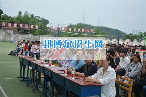 　　我校隆重舉行2017年預(yù)備班學(xué)生“各展所長，揚帆起航”文藝匯演  　　為了豐富同學(xué)們的課余生活，提高同學(xué)們的文藝素養(yǎng)，增強班級間的凝聚力和親和力。6月2日晚，我校在球類運動場舉辦了預(yù)備班“各展所長，揚帆起航”學(xué)生文藝匯演，全體預(yù)備班學(xué)生和職高部學(xué)生共800多名以及20多名教職工觀看了演出。  　　此次文藝匯演的節(jié)目內(nèi)容形式多樣、內(nèi)容豐富，激情的開場舞——《GOODBOY》中拉開了帷幕，伴隨著一陣陣掌聲，歌舞、小品、朗誦、相聲等精心準(zhǔn)備的22個精彩的節(jié)目為觀眾呈現(xiàn)了一道豐富的視聽盛宴，最后全體師生齊唱的《難忘今宵》把本場文藝匯演推向了高潮，掌聲和歡呼聲此起彼伏，臺上臺下成了一片激情四溢的海洋，本場文藝匯演畫上了圓滿的句號。  　　此次文藝匯演演出的成功舉辦，充分彰顯了我校預(yù)備班學(xué)生的個性，讓預(yù)備班學(xué)生充分感受到育才職高的魅力。