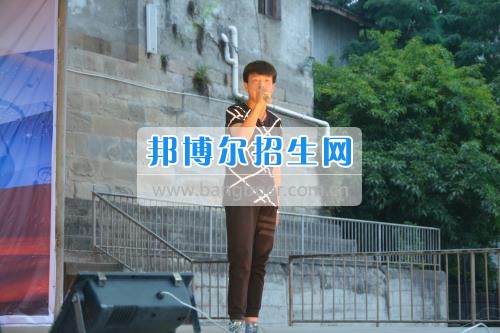　　我校隆重舉行2017年預(yù)備班學(xué)生“各展所長，揚帆起航”文藝匯演  　　為了豐富同學(xué)們的課余生活，提高同學(xué)們的文藝素養(yǎng)，增強班級間的凝聚力和親和力。6月2日晚，我校在球類運動場舉辦了預(yù)備班“各展所長，揚帆起航”學(xué)生文藝匯演，全體預(yù)備班學(xué)生和職高部學(xué)生共800多名以及20多名教職工觀看了演出。  　　此次文藝匯演的節(jié)目內(nèi)容形式多樣、內(nèi)容豐富，激情的開場舞——《GOODBOY》中拉開了帷幕，伴隨著一陣陣掌聲，歌舞、小品、朗誦、相聲等精心準(zhǔn)備的22個精彩的節(jié)目為觀眾呈現(xiàn)了一道豐富的視聽盛宴，最后全體師生齊唱的《難忘今宵》把本場文藝匯演推向了高潮，掌聲和歡呼聲此起彼伏，臺上臺下成了一片激情四溢的海洋，本場文藝匯演畫上了圓滿的句號。  　　此次文藝匯演演出的成功舉辦，充分彰顯了我校預(yù)備班學(xué)生的個性，讓預(yù)備班學(xué)生充分感受到育才職高的魅力。