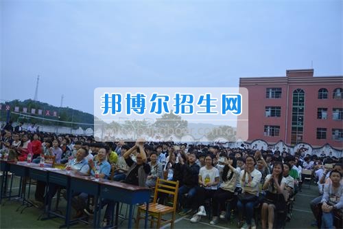 　　我校隆重舉行2017年預(yù)備班學(xué)生“各展所長，揚帆起航”文藝匯演  　　為了豐富同學(xué)們的課余生活，提高同學(xué)們的文藝素養(yǎng)，增強班級間的凝聚力和親和力。6月2日晚，我校在球類運動場舉辦了預(yù)備班“各展所長，揚帆起航”學(xué)生文藝匯演，全體預(yù)備班學(xué)生和職高部學(xué)生共800多名以及20多名教職工觀看了演出。  　　此次文藝匯演的節(jié)目內(nèi)容形式多樣、內(nèi)容豐富，激情的開場舞——《GOODBOY》中拉開了帷幕，伴隨著一陣陣掌聲，歌舞、小品、朗誦、相聲等精心準(zhǔn)備的22個精彩的節(jié)目為觀眾呈現(xiàn)了一道豐富的視聽盛宴，最后全體師生齊唱的《難忘今宵》把本場文藝匯演推向了高潮，掌聲和歡呼聲此起彼伏，臺上臺下成了一片激情四溢的海洋，本場文藝匯演畫上了圓滿的句號。  　　此次文藝匯演演出的成功舉辦，充分彰顯了我校預(yù)備班學(xué)生的個性，讓預(yù)備班學(xué)生充分感受到育才職高的魅力。