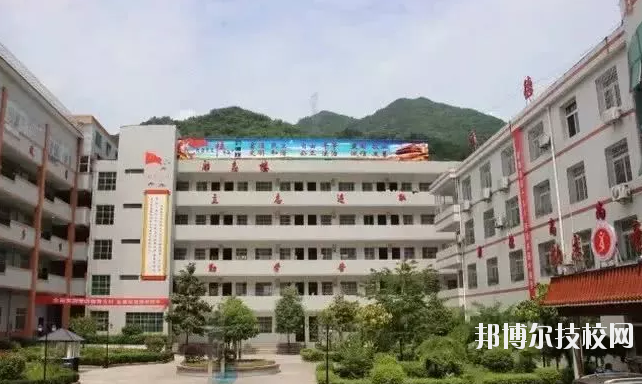 鎮(zhèn)巴縣職業(yè)教育中心2020年報(bào)名條件、招生要求、招生對(duì)象 