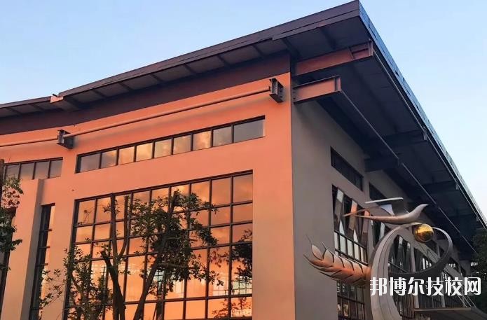 金華九峰職業(yè)技術學校2020年招生辦聯(lián)系電話