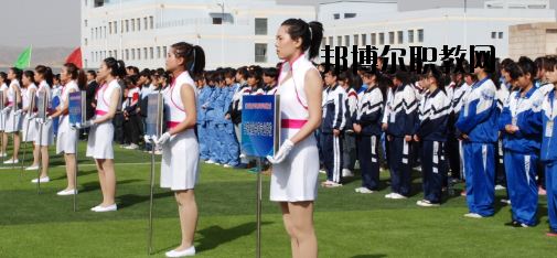 升學(xué)都是選拔性的考試，所以對同學(xué)們都有分?jǐn)?shù)要求是很正常的，而初中升學(xué)又分為高中和普通中職學(xué)校，而這兩個之間的錄取都是不一樣的，在分?jǐn)?shù)上面的要求區(qū)別比較大，那么，白銀工業(yè)學(xué)校招生錄取分?jǐn)?shù)線是多少呢?接下來就為同學(xué)們整理一下。  白銀工業(yè)學(xué)校錄取分?jǐn)?shù)線 白銀市普高錄取分?jǐn)?shù)線：460分  白銀工業(yè)學(xué)校拓展閱讀 學(xué)校擁有一支學(xué)歷層次高、專業(yè)水平強(qiáng)、敬業(yè)愛崗、專兼結(jié)合、充滿活力的高素質(zhì)教師隊(duì)伍，學(xué)?，F(xiàn)有專兼結(jié)合的教師近200人。其中，研究生學(xué)歷11人，本科學(xué)歷89人，學(xué)歷合格率達(dá)92%以上;有高級職稱25人，中級職稱76人;基礎(chǔ)課教師48人，專業(yè)課教師67人，實(shí)習(xí)指導(dǎo)教師33人，雙師型教師占16人。教師的學(xué)歷、職稱結(jié)構(gòu)合理，完全能滿足學(xué)校的教學(xué)、實(shí)習(xí)實(shí)訓(xùn)需要。  學(xué)校擁有十一個專業(yè)實(shí)訓(xùn)室。即電子電工實(shí)訓(xùn)室、建筑材料實(shí)訓(xùn)室、機(jī)電一體化實(shí)訓(xùn)室、電焊實(shí)訓(xùn)室、電器維修實(shí)訓(xùn)室、電鋼琴實(shí)驗(yàn)實(shí)訓(xùn)室、金工實(shí)訓(xùn)室、模具數(shù)控實(shí)訓(xùn)室、CID制圖室、中高級電工考核室、銑工實(shí)訓(xùn)室。擁有四大實(shí)驗(yàn)室，即化工實(shí)驗(yàn)室、物理實(shí)驗(yàn)室、財(cái)會模擬實(shí)驗(yàn)室、語音實(shí)驗(yàn)室。擁有六個微機(jī)室，多媒體教室、電教室等現(xiàn)代化教學(xué)設(shè)施。并建成校園網(wǎng)及遠(yuǎn)程教育網(wǎng)。學(xué)校將于5月份開工興建的實(shí)訓(xùn)樓建成后，將進(jìn)一步改善實(shí)訓(xùn)條件。學(xué)校分南北兩個校區(qū)，占地面積500余畝，校舍建筑面積66000平方米。  上文，就是小編為同學(xué)們整理的關(guān)于白銀工業(yè)學(xué)校所在地的普高錄取分?jǐn)?shù)線，同學(xué)們可以通過這個分?jǐn)?shù)線來分析自己現(xiàn)在的一個成績，能夠上高中的話及盡量的上高中。