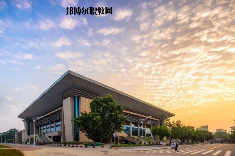 咸寧生物機(jī)電工程學(xué)校2020年報(bào)名條件、招生要求、招生對(duì)象
