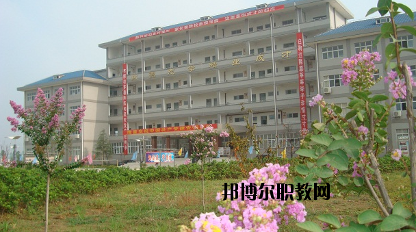 鄂州經(jīng)貿(mào)學(xué)校2020年報(bào)名條件、招生要求、招生對(duì)象