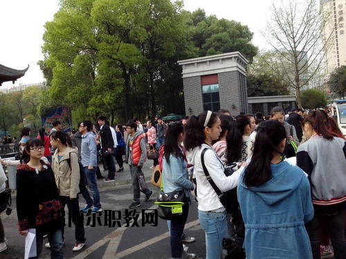 成都國演藝術(shù)學(xué)校2020年報名條件、招生要求、招生對象