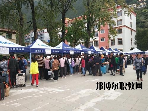 阿壩衛(wèi)生學(xué)校2020年報(bào)名條件、招生要求、招生對象