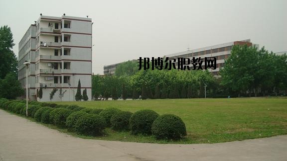 四川省工業(yè)貿(mào)易學(xué)校2020年報(bào)名條件、招生要求、招生對(duì)象